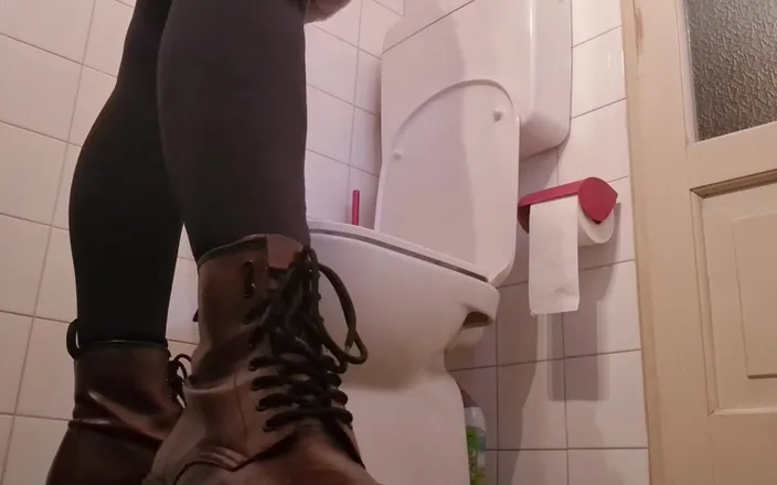 Nicoletta Embassi: Great Piss and Farts in the Bathroom of a Friend