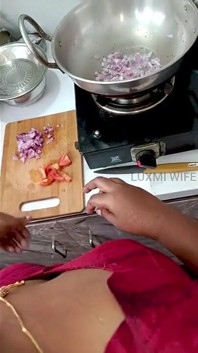 Il vicino ha ripreso un video quando la moglie cucinava in camicetta