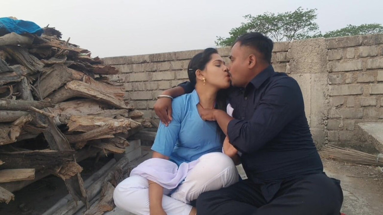Sona bhabhi: 18岁的处女女大学生大胸部被她的继兄弟在户外德西女孩按压