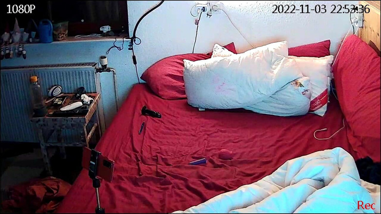 KittieNoOne: Påkommen med att masterbating och göra en video