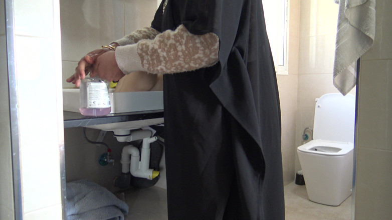 Souzan Halabi: Lesbische Arabische milf in Hijabi wast het strakke poesje van...