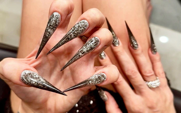Julia domaina: Long Claws - bentuk baru saya, kuku panjang dengan jari panjang...
