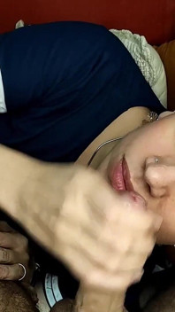 Quickie! Thổi kèn trên đi văng và xuất tinh đầy miệng
