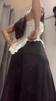 Morena Rabuda Experimentando Novas Roupas No Provador Do Shopping