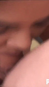 MILF latina tebal seksi Nikki Santana mengongkek lelaki kulit putih yang lebih muda