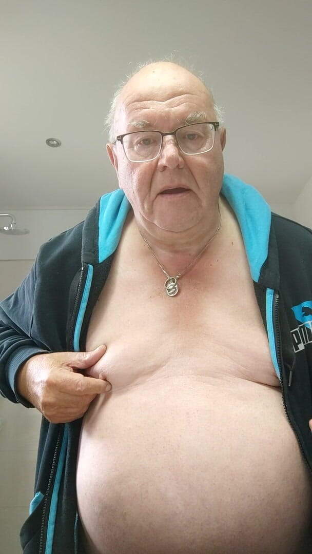 Karlchengeil: Golenie i pokazywanie moich piersi przed ubieraniem się