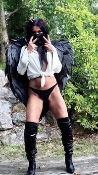 Lilith Spritzt Am Stiefel.
