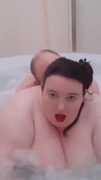 Cazzo bbW nella vasca idromassaggio alla pecorina