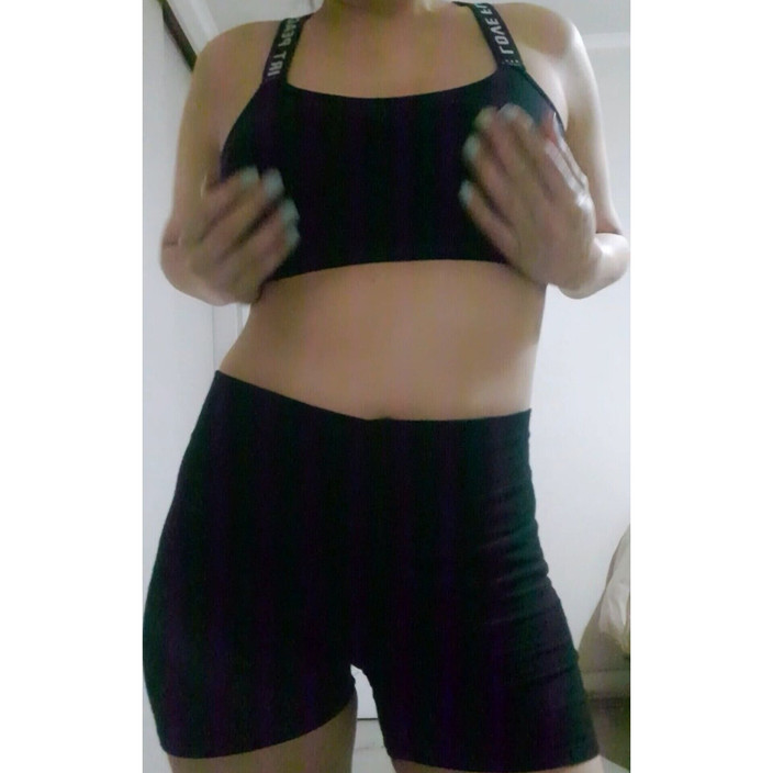 Sashaabigail123: Masturbuje, zatímco si představuju, že s tebou tančím