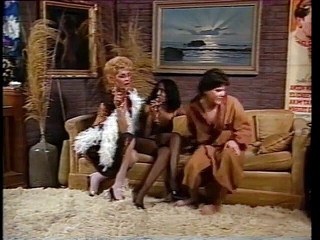 Hot Sex Party: Chlap šuká blonďatou kundičku zezadu a ona olizuje kundičku ebony