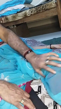 Desi Bhabhiホット、猫と乳首に触れる継父