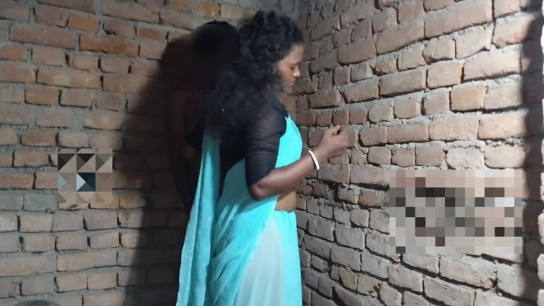 Pumi: Poomi Bhabhi został wiszący w stylu desi