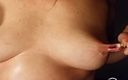 Nipplering lover: Nippleringlover 饥渴的熟女在极端伸展的穿孔乳头中插入多个环，并摩擦穿孔的阴户