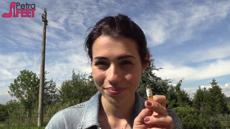 Smokin Fetish: A petra piace fumare le sue ciggaretes all'aperto