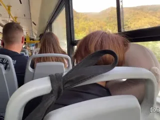 Yabancı bir kız insanlarla dolu bir otobüste 31 çekti ve sikimi emdi