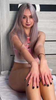 O fată sexy zveltă are un orgasm în timp ce nimeni nu este acasă