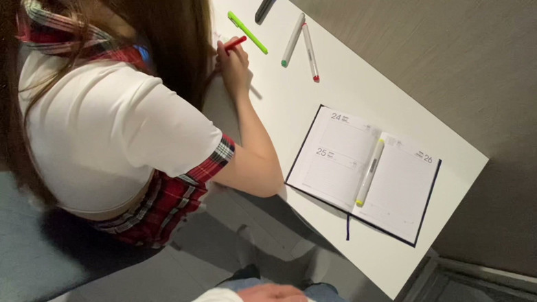 teenstep: เพื่อนร่วมชั้นช่วยฉันทําการบ้านจนเขายัดควยเข้าไปในฉัน