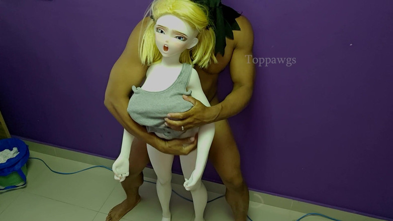 Smash Dolls: Наклонившаяся секс-кукла блондинка и большой черный член