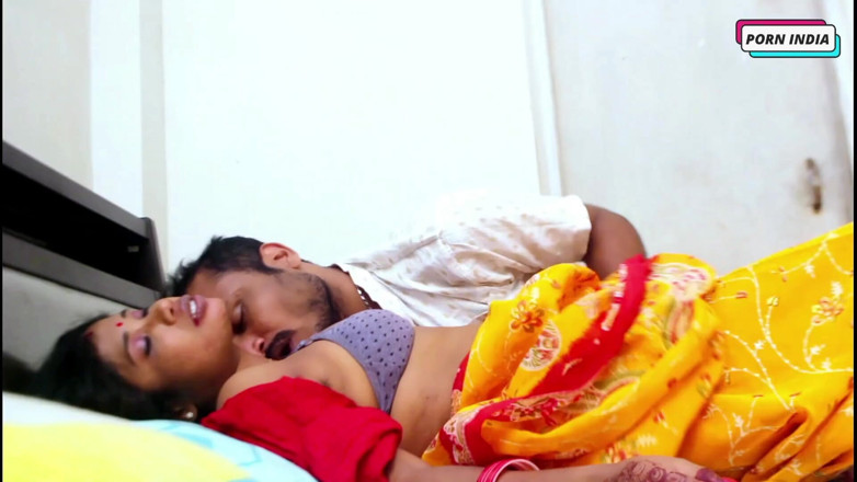 Porn India Studio: Casal bonito com tesão fodendo com força