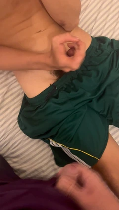 सबसे अच्छे दोस्त खेल पहनते हैं और वीर्य में फुटबॉल के बाद एक साथ लंड हिलाते हैं