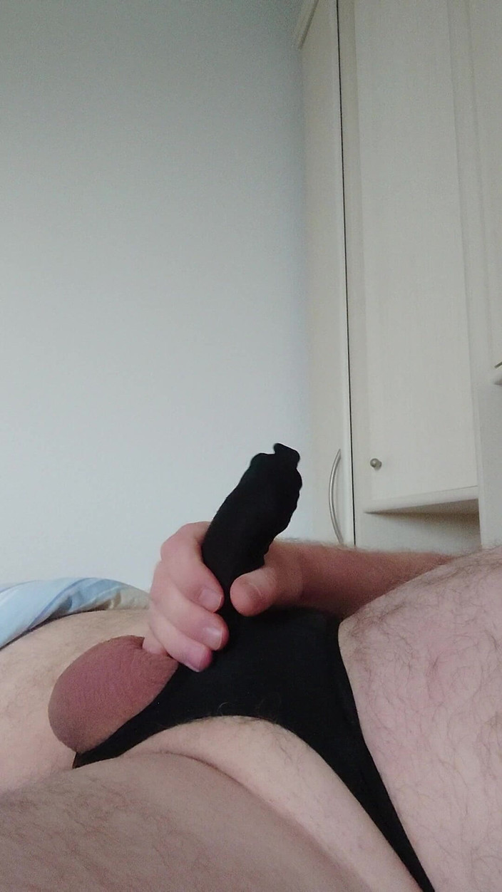 Carmen_Nylonjunge: Nadržený onanování v černých tangách pro péro