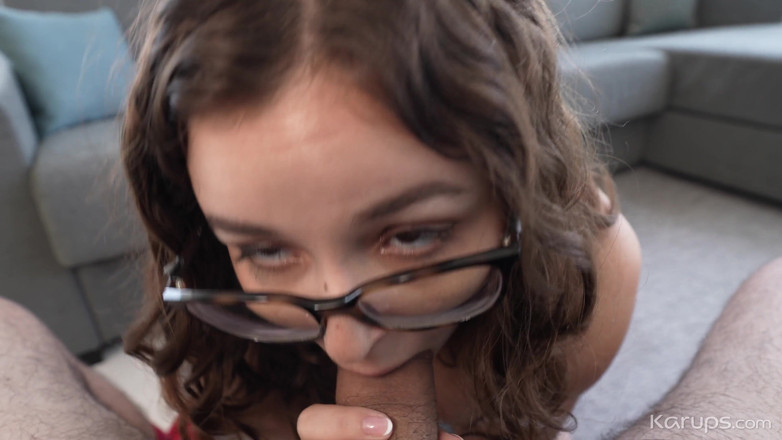 Karups POV: 큰 자지 이웃에게 도움의 손길 이상을 받는 핫한 십대 Leana Love