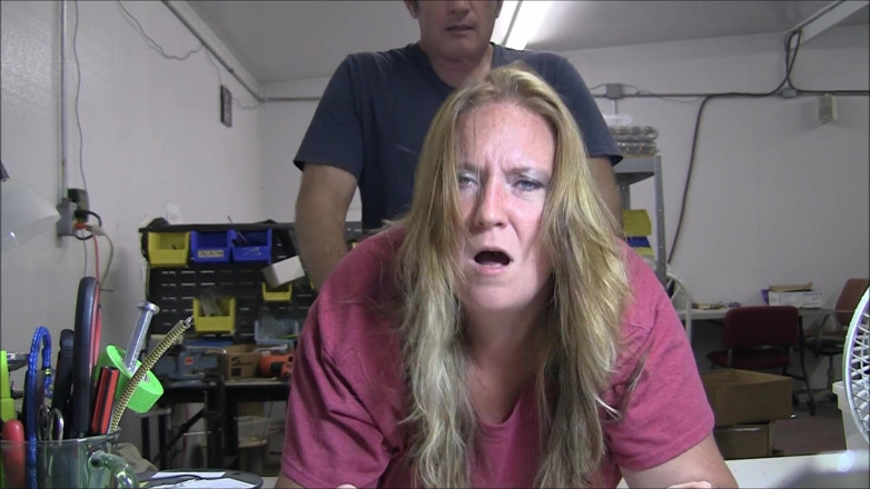 Vibra King Video: Jennifer é fodida sobre uma mesa no trabalho