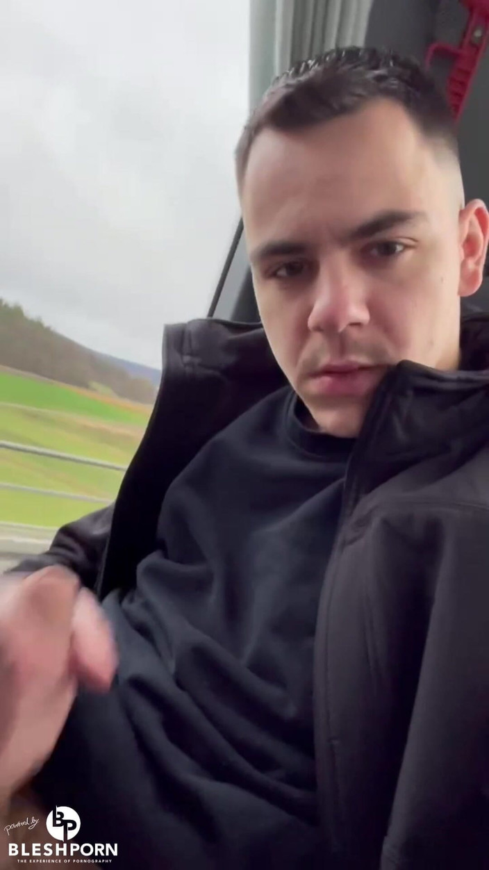 bleshporn: Nevlastní syn Benni Schulte na jízdě autobusem