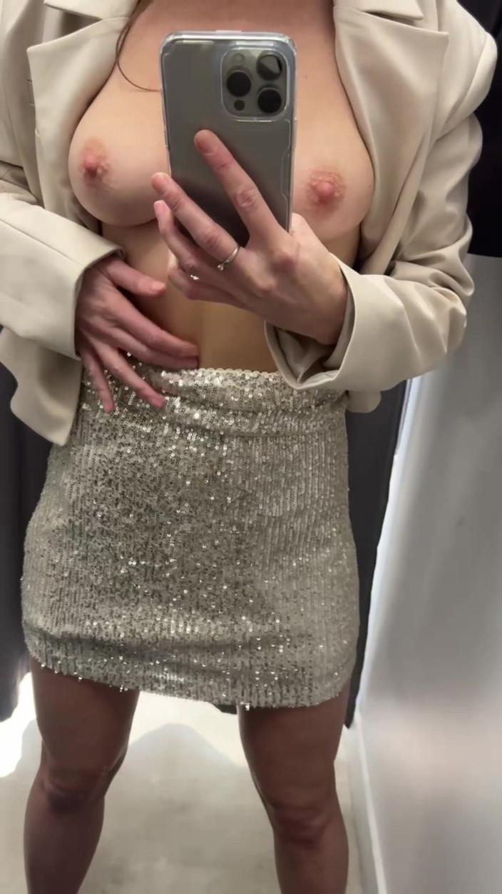 Sonya Pretty: Ragazza nuda nel camerino