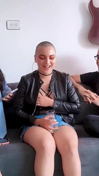 Dulcea fată columbiană Merida își pierde virginitatea porno cu Vegas într-un trio fierbinte!!