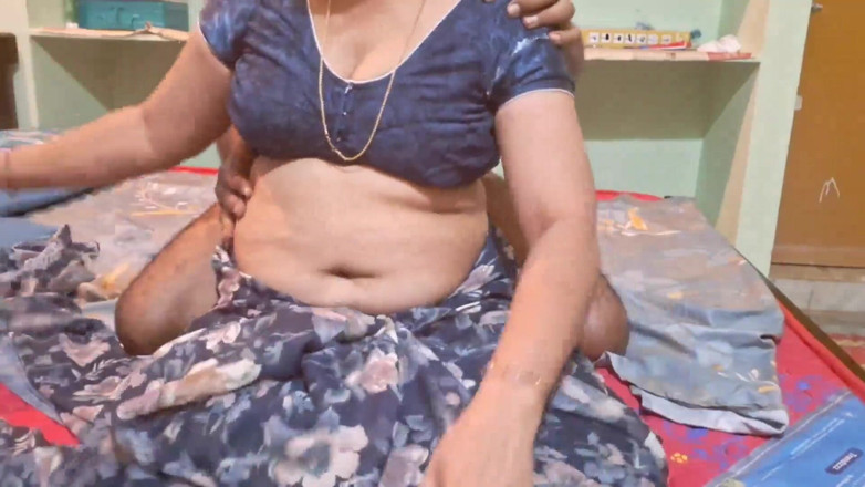 Sexy sindu: Sindu la bhabhi montre sa chatte en gros plan