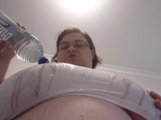 LaLa Delilah Debauchery: तंग सफेद शर्ट और पानी की बोतल में बड़े गीले खूबसूरत विशालकाय महिला स्तन
