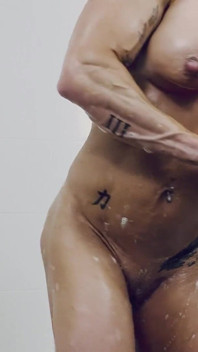 샤워하는 Kandy Flexes