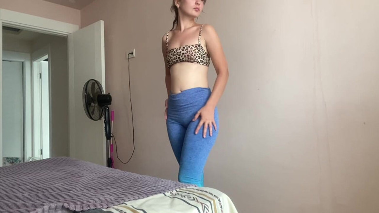 SexyMissMe: Roztomilá dívka s malými kozami si pro tebe hraje s...