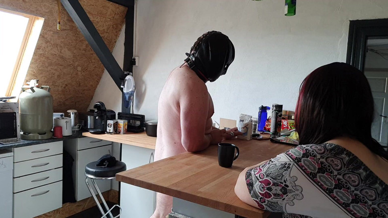 Femdom-Team-German: De keuken met vaste eieren huishoudelijk werk met een verschil...
