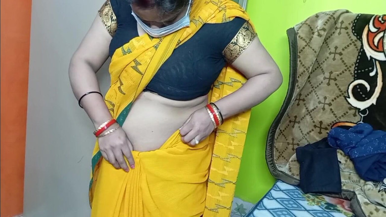 Manjushukla: 黄色いサリーを着た美しいバービ