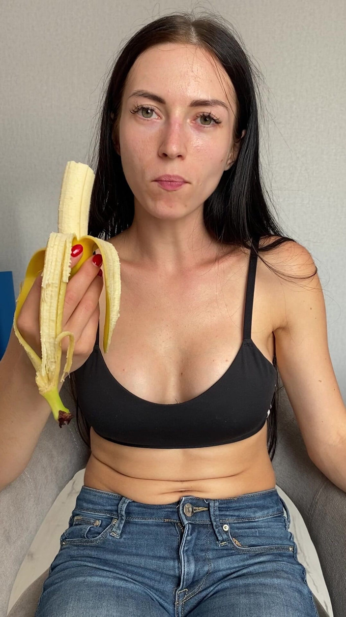 Princess Monica: Mengusik dalam seluar jeans, makan dan menghisap pisang