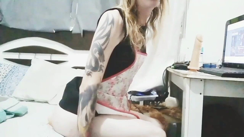 Sissy Aniya: Sissy Aniya - Tgirl v domácnosti Zábava s robertkem