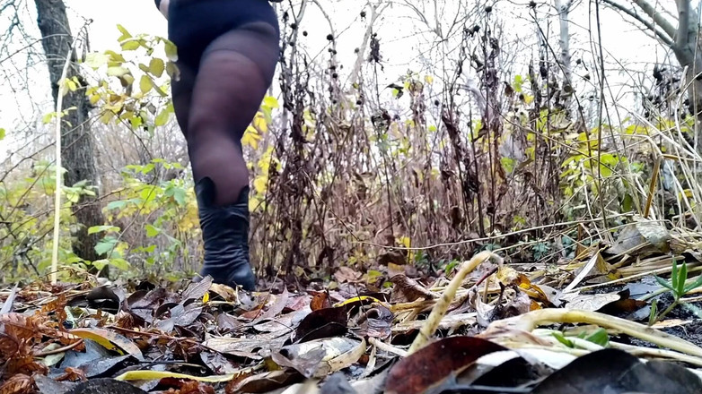 OurFetishLife: Das Abendkleid steht einem reifen Pinkeln nicht im Weg