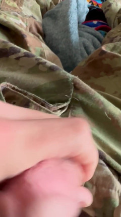 Gay Soldier Stuff: Army Solider穿着他室友的黑色拳击手三角裤穿着制服撸管