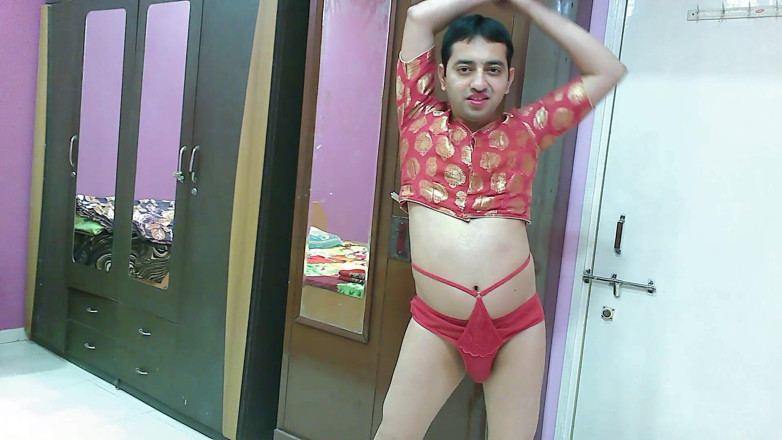 Cute & Nude Crossdresser: Сладкий сисси кроссдрессер фембой Sweet Lollipop в топе, трусиках и шлепаном.