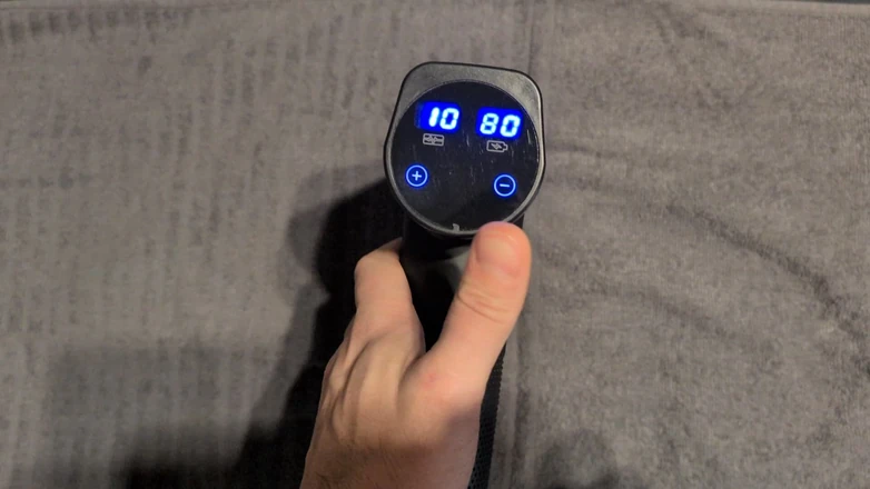 Creativezs: Pau sem cortes - gozando as mãos livres com arma de...