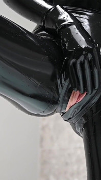 Păpușă în latex în cadă