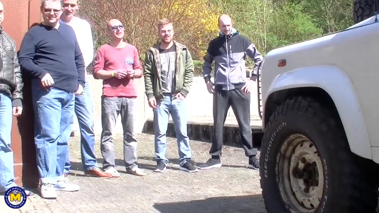 Mature NL: Alemã madrasta tendo um gang bang