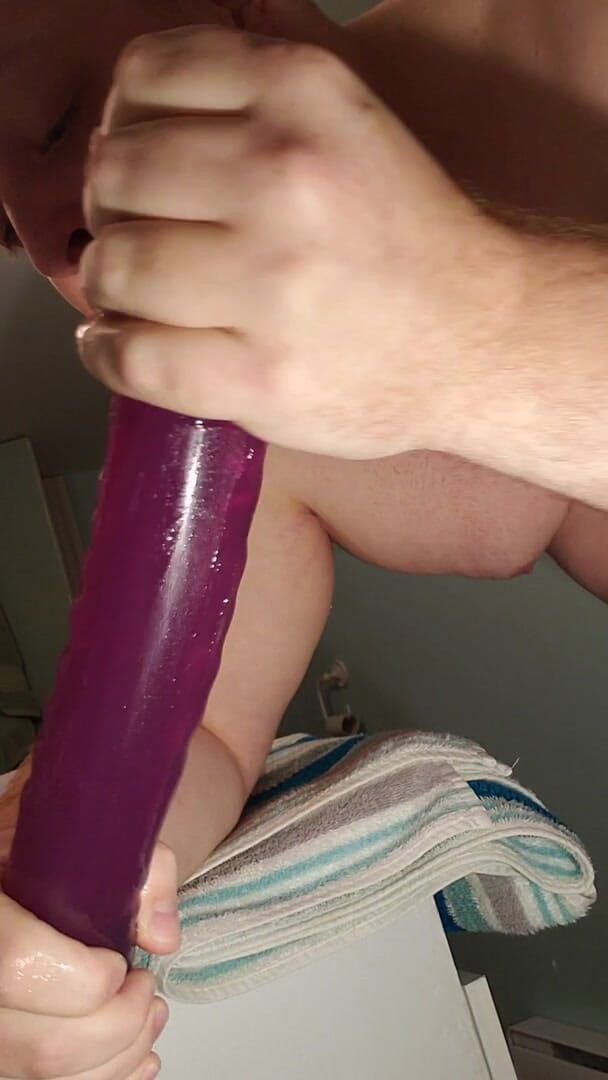 Charlieboy69: Vibrator adânc în gât