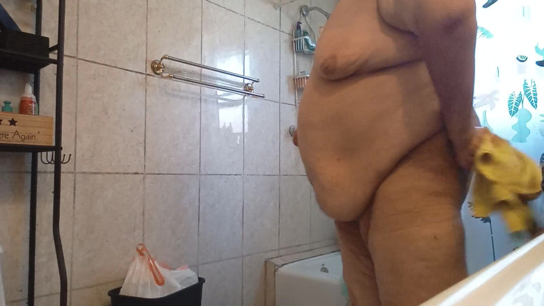 Chubbytits16: Jugando con mis enormes tetas