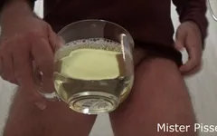 Misterpisser vult je ochtendbeker met hete pis!