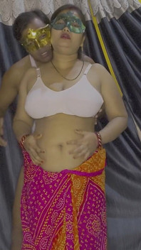 Bhabhi Pooja Berkongkek dengan Dewar Awak Dan Memancut Mani