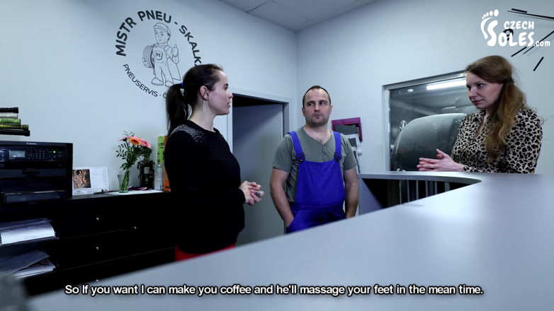Czech Soles - foot fetish content: Naid pneu -servește venerarea picioarelor la dublu cu o clientă sexy