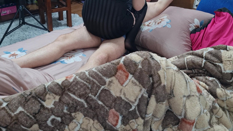 Viktoria_sekret: Soție vorbind cu soțul și luând la prelucrat pula prietenei ei,...